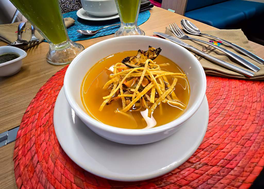 Sopa de lima med kyckling, grönsaker och tortillakrisp