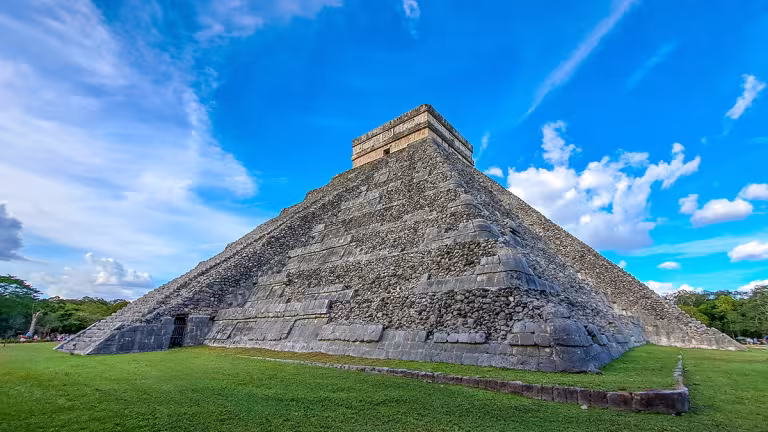 Sidan av El Castillo i Chichen Itza. Bild: Henric Carlsson / Mexikanskt.se