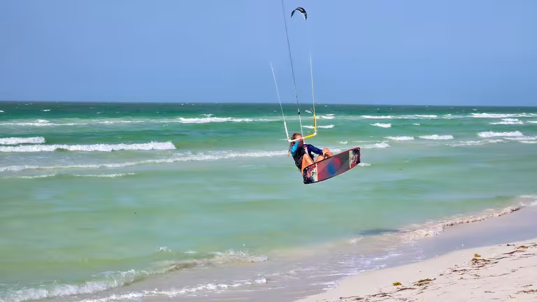 Kite-surfare som landar vid stranden i El Cuyo, Yucatán