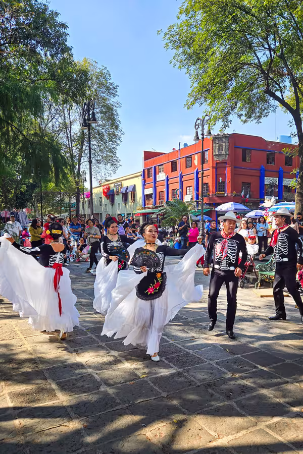 Dansuppträdande på torg i Cyoacán. Bild: Henric Carlsson / Mexikanskt.se