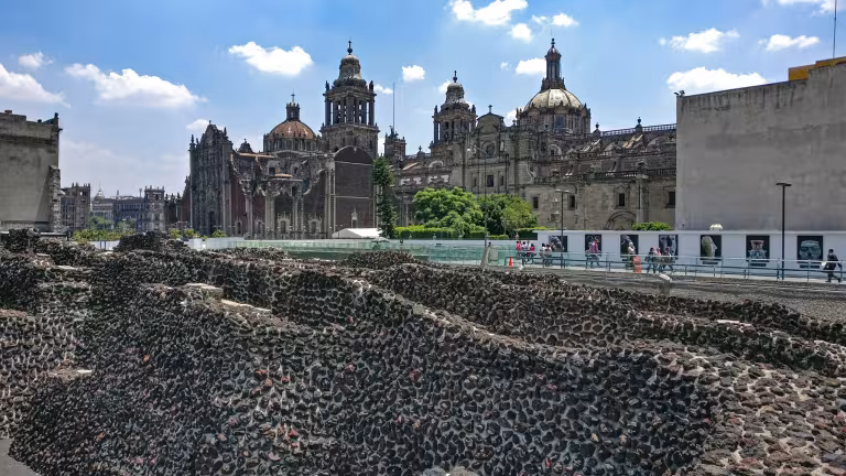 Pyramidlämningar av Aztecerna. De spanska koloniala byggnaderna byggdes över den gamla huvudstaden.