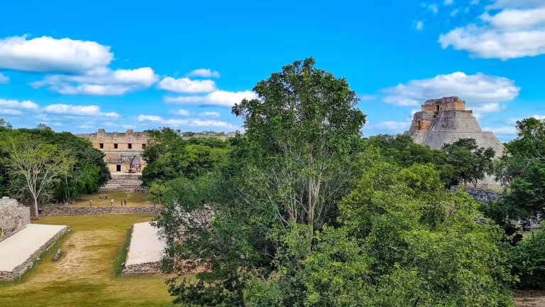 Bollplanen (vänster i bilden) i Uxmal har en väldigt central plats