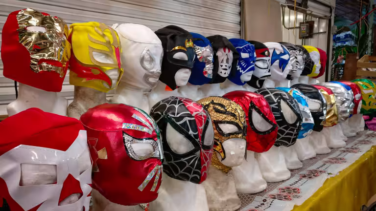 Några olika masker som säljs till fans över deras hjältar