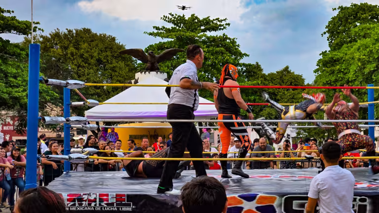 Lucha Libres föreställning på ett torg i Mexiko