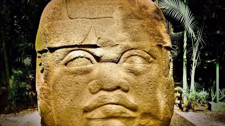 Gigantiskt stenhuvud karvat av Olmec-folket