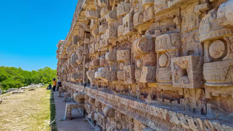 Typiskt exempel på Puuc-arkitektur i Kabah.