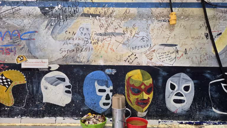 Målade lucha-masker vid en restaurang på lokalmarknad i Merida