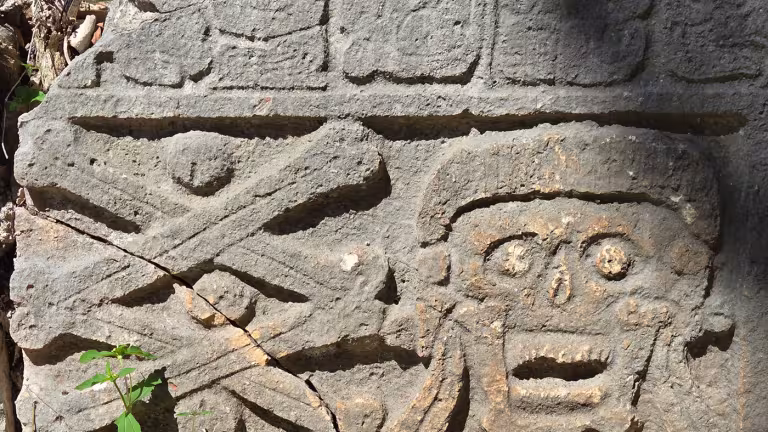 Begravningspltsen i Uxmal. Bild: Henric Carlsson / Mexikanskt.se