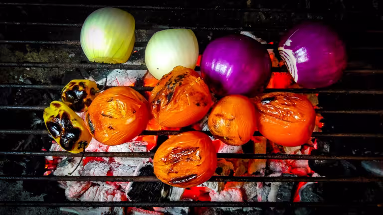 Ingredienser som grillas till en salsa