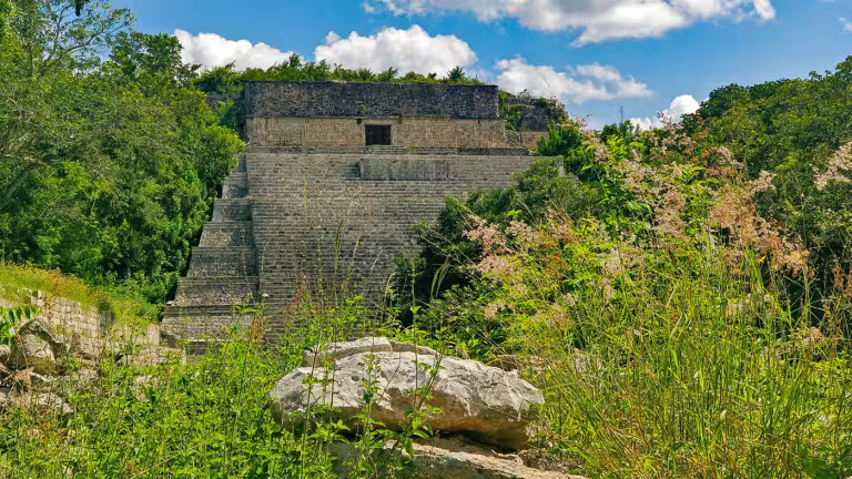 Pyramid som sträcker sig genom jungeln efter Ruta Puuc. Bild: Henric Carlsson / Mexikanskt.se