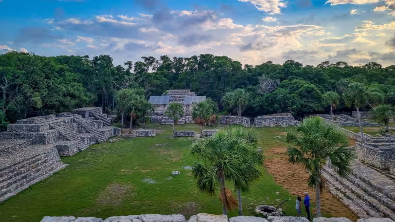 Städer som Xcambó på Yucatáns norra kust försåg puuc-regionen med det allt så viktiga saltet. Här i pyramidernas skugga görs fortfarande salt med samma metoder. Fotor: Henric Carlsson / Mexikanskt.se