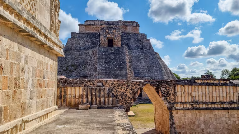 Magikerns eller spåmannens pyramid, kärt barn har många namn, fotograferad från den kungliga innegården. Bild: Henric Carlsson / Mexikanskt.se