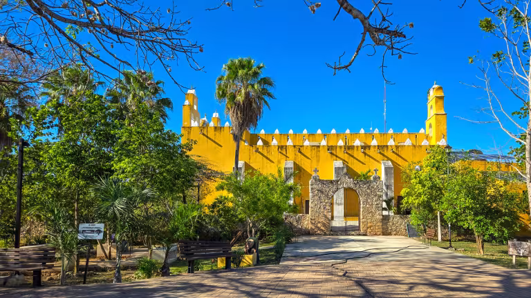 Ceiba i Konkal med kyrkan i bakgrunden