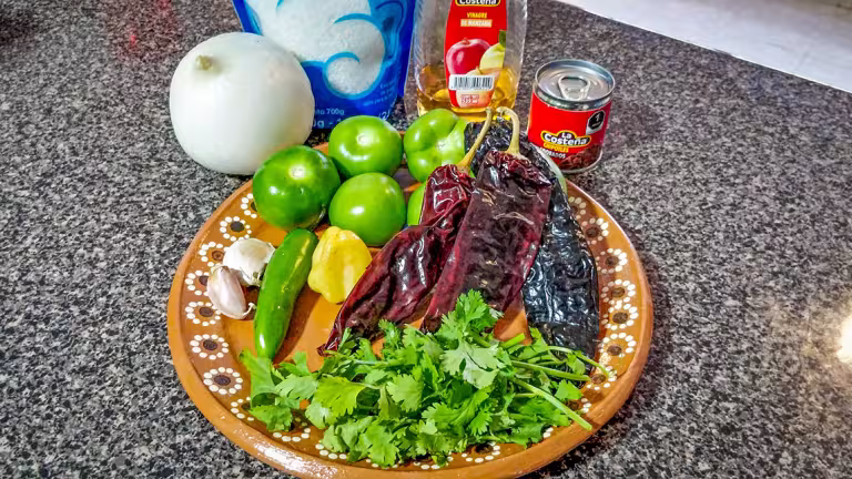 Ingredienser för salsa med fem typer av chili