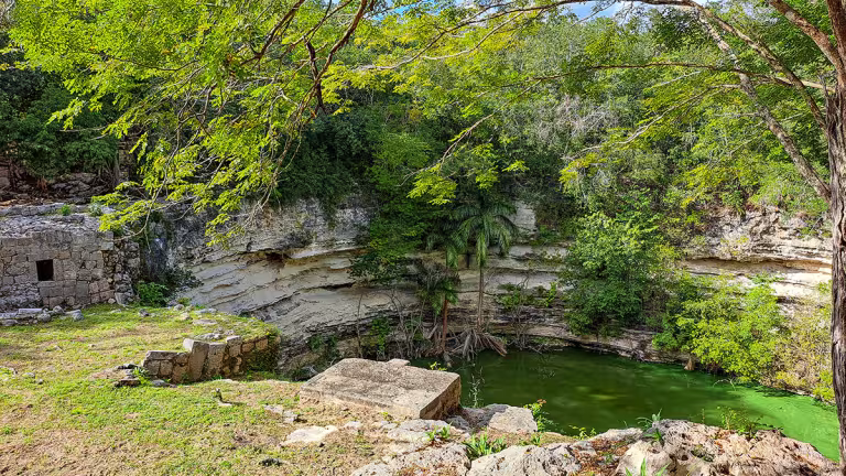 Cenote Sagrado, den heliga cenoten i Chichen Itza.