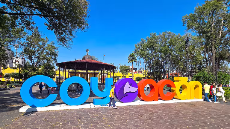Skylt som säger Coyoacan på torget i Coyoacán. Bild: Henric Carlsson / Mexikanskt.se