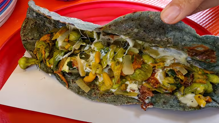 Quesadilla med pumpablomma och ost i blå majstortilla.