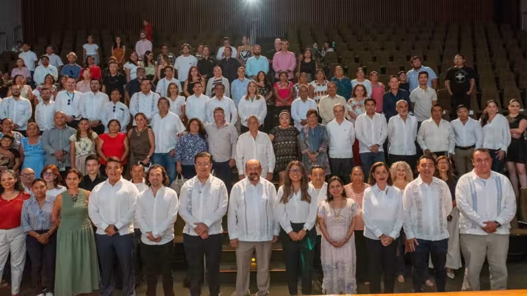 Officiellt gruppfoto från lanseringen av Avanzamos por México i Sala Mayamax, Gran Museo del Mundo Maya, Mérida. 